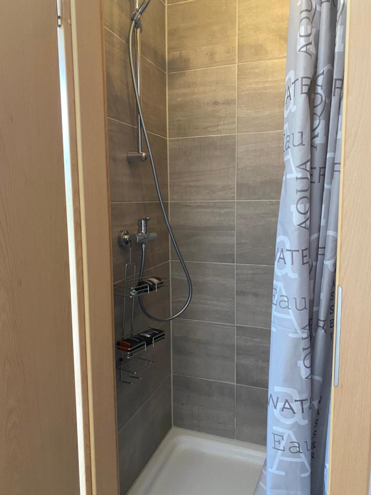 Privat Zimmer mit Garten Nutzung , Gasthaus, WG, WLAN Essen Exterior foto