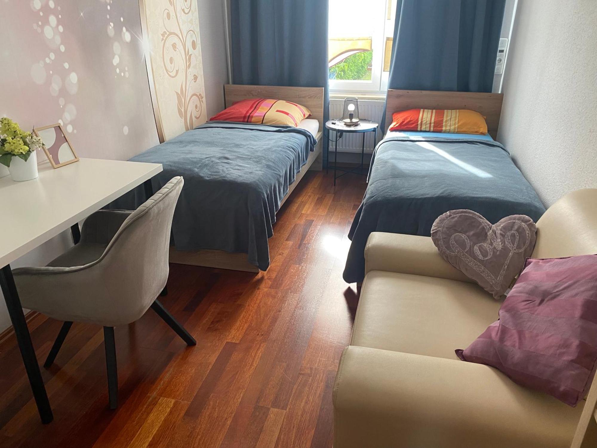 Privat Zimmer mit Garten Nutzung , Gasthaus, WG, WLAN Essen Exterior foto